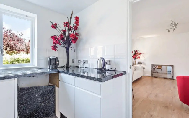 2 Bed Flat, Dedicated Workspace, Parking, 4KTV