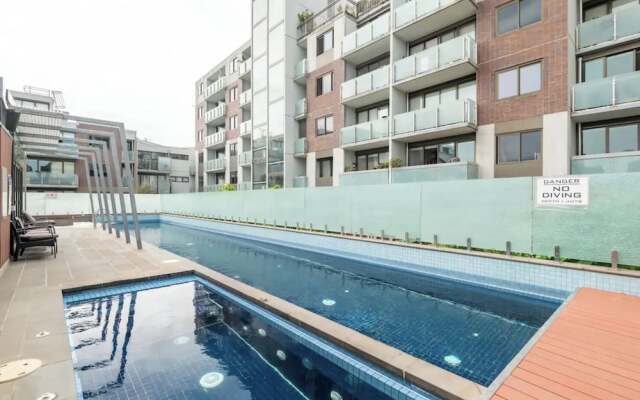 Charming 1BR in Fitzroy w/ Parking, Pool, + Gym!