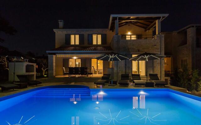Sea-view Villa in Kaštelir with Private Pool, Terrace