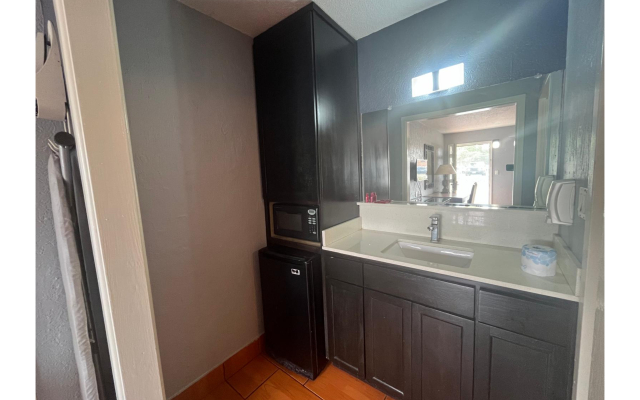 La Posada Inn By OYO Brownsville