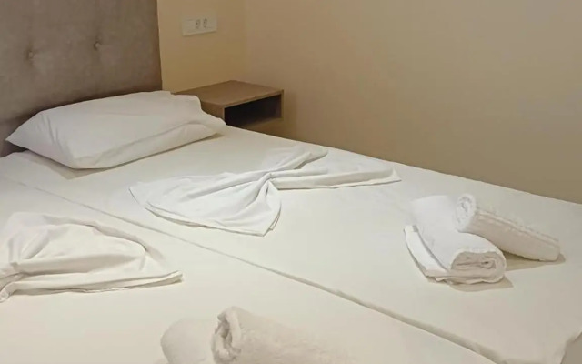 Leonidas Hotel and Studios