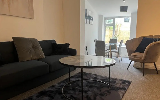 Bristol - 4 Beds - Sleeps 7 - For Groups - Garden