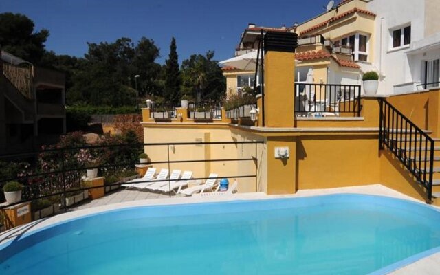 Apartaments AR Monjardí