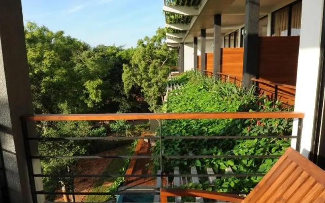 The Lake Forest Hotel