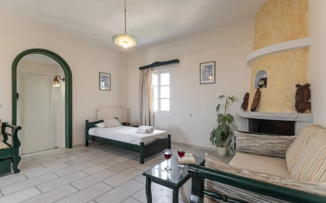 Studios Vrettos Beachfront Hotel