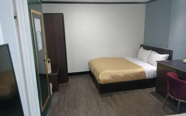 Holiday Commerce Hotel