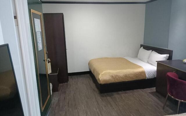 Holiday Business Hotel