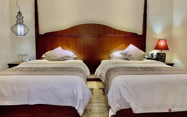 Guilin Crystal Crescent Moon Hotel
