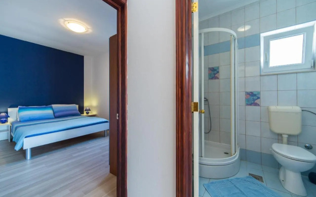 Apartments by the sea Brist, Makarska - 11078