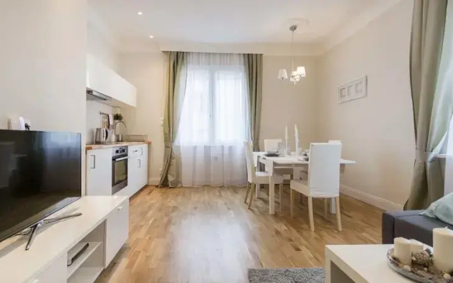 INApartments Peacock