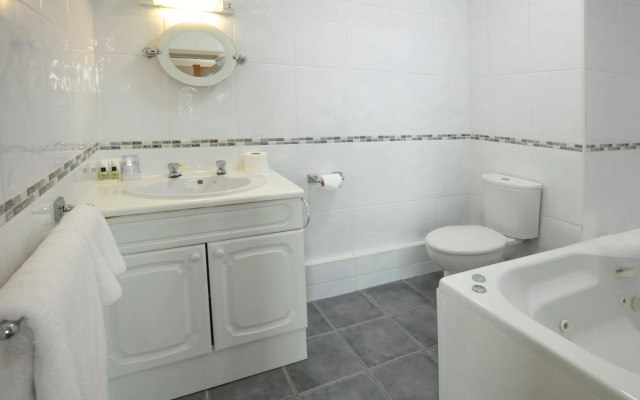 Cresta Court Hotel