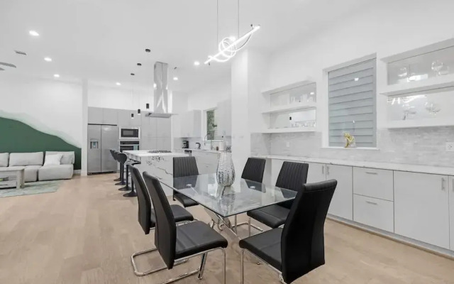 Luxurious 3 Bed3 Bath Near Downtown Houston