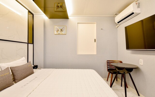 The SWEET Hotel