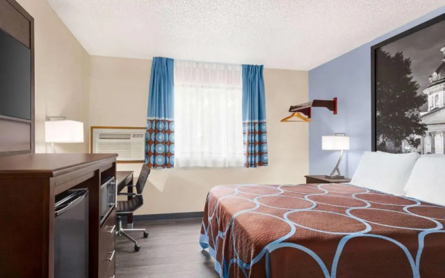 Super 8 by Wyndham Lenexa Overland Park/Mall Area