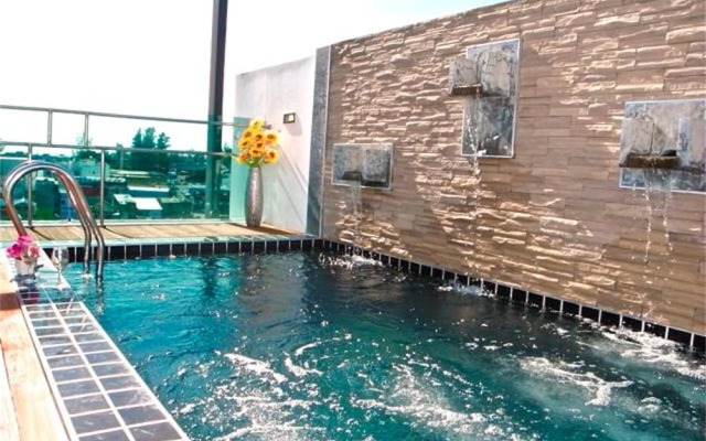 Kamala Regent 3 bedrooms apartment with rooftop pool