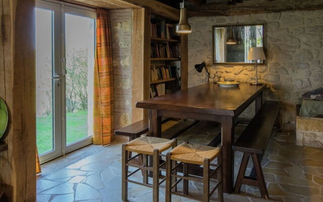 Beautiful Holiday Home in Mauroux With Swimming Pool