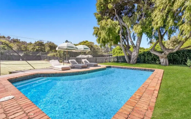 Portsea Paradise Pool and Tennis Court