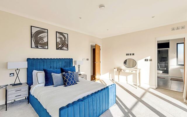 Penthouse Apartment In Brentford