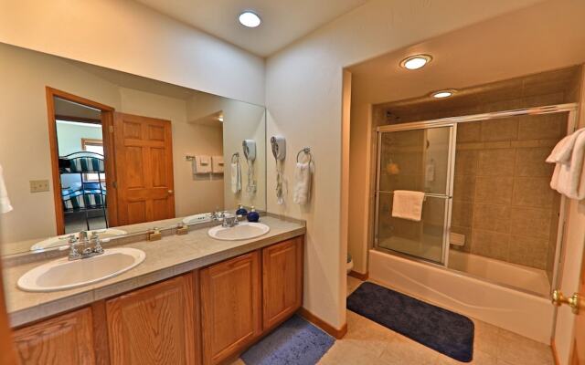 Wapiti Drive Townhome by RedAwning