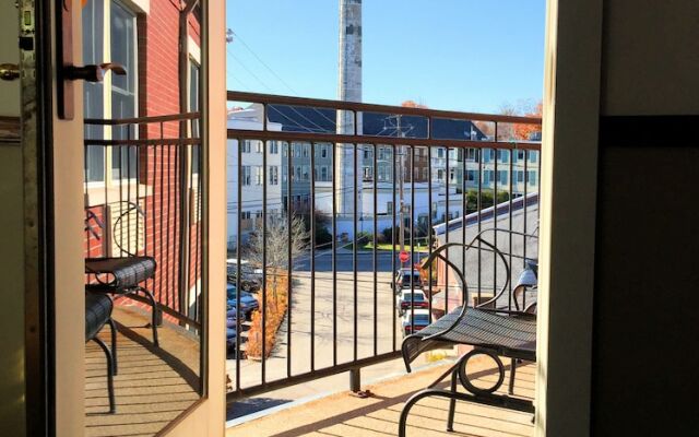 Camden Riverhouse Hotel