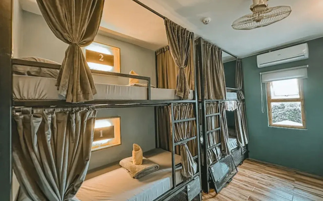 Outpost Hostel - Coron - Adults Only