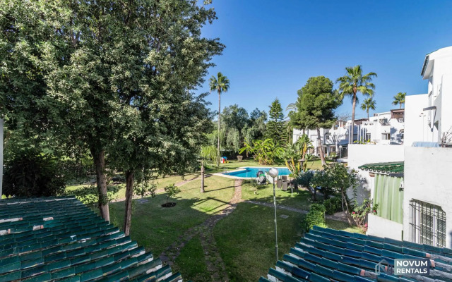 TOP RENOVATED 3-BDRM TOWNHOUSES with POOL, BBQ & ROOFTOP TERRACES