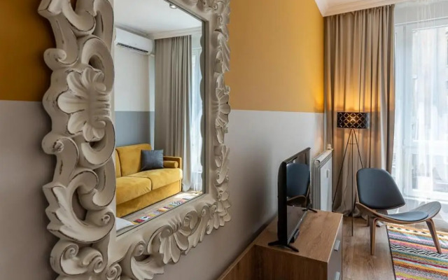 LUXURY & UNIQUE - TOP CENTER Apt. - 3BDR & 2 Baths