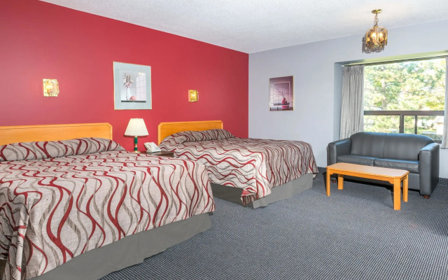 Super 8 Mt Hope Hamilton Intl Arpt ON