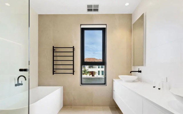 Bayview Luxe Entertainer Pool World Class View