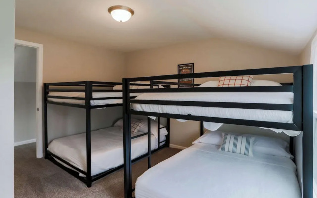 Your Cozy Lockwood Lodge Awaits!