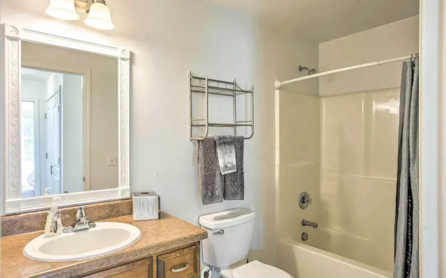 Charming Springfield Escape w/ Furnished Deck