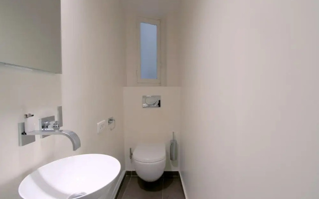 Pelicanstay at Avenue George V Paris