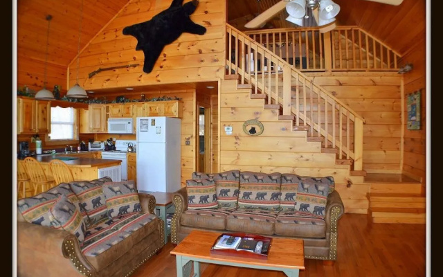 Autumn Mist - 3 Br cabin by RedAwning