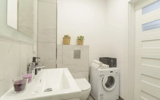 Lumina apartment on Drewnowska