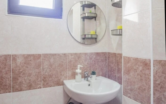 Chic Studio Flat With Balcony Near Beach in Tivat