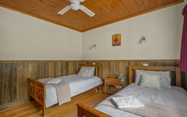 StayAU Sunset Cottage 2BR Farm Retreat – Guest Rooms – Melbourne