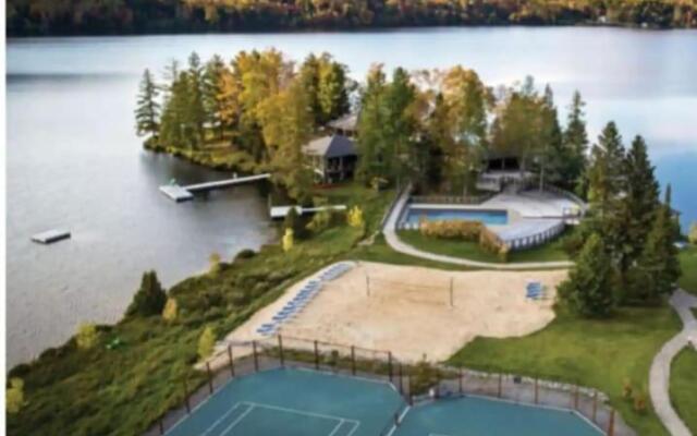 Suite overlooking the lake & mountains with resort