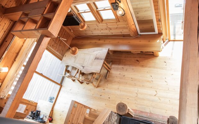 Izu House Luxury Log with Cozy Fireplace
