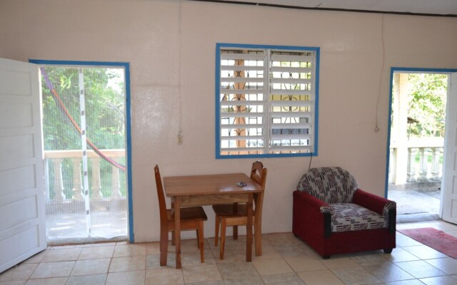 Budget Cheerful Entire Private Belizean One Bedroomed Home