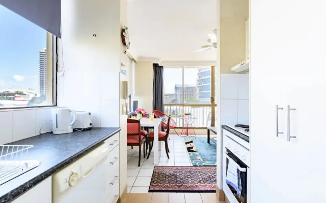 Bright 2 Bedroom Apartment in the Heart of Surfer's Paradise