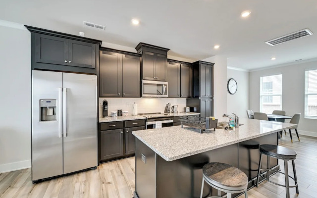 2 Mi to Uptown Charlotte: Family Townhome!