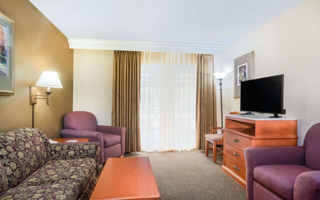 Ramada Hotel & Conference Center by Wyndham Plymouth