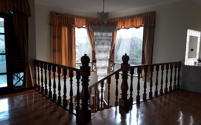 Villa Beverly Hills Puncak for 50 pax