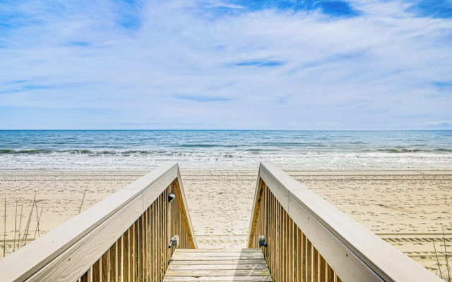 On-the-beach Escape: Oceanfront in Surfside!