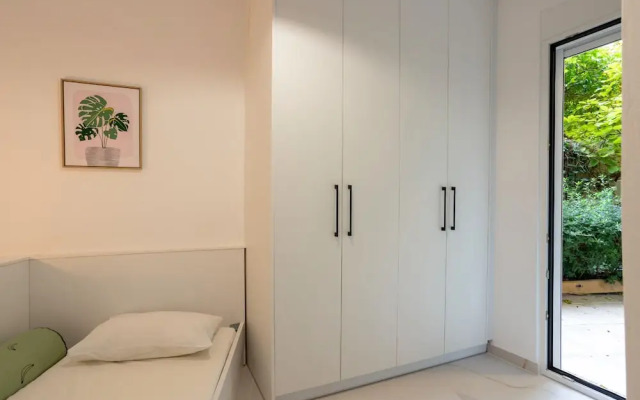 Renovated 2-bedroom Apt Near the Athenian Coast