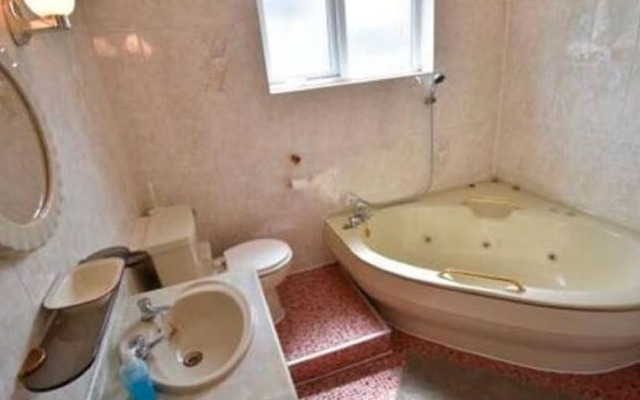 Centrally-located Apartment in Coventry With Netflix