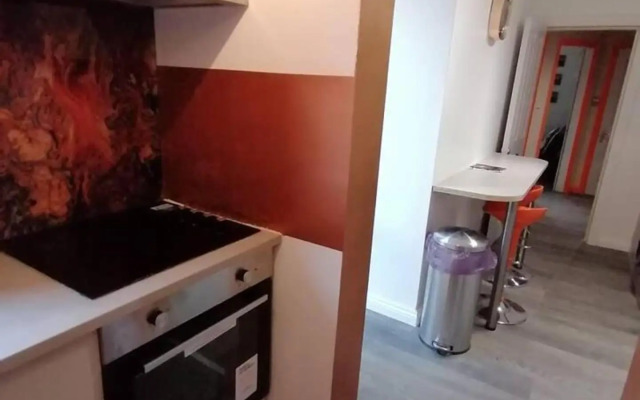 Beach Apartment - Sleeps 4, Garden & Parking