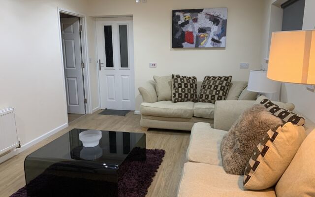 6 Bed House with 2 En-Suites