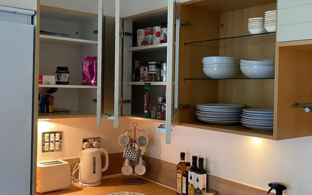 Royal Docks Luxury 3 Bedroom Apartment