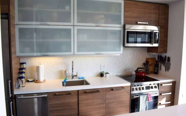 Modern Queen West 2 Bedroom and 2 Bathroom